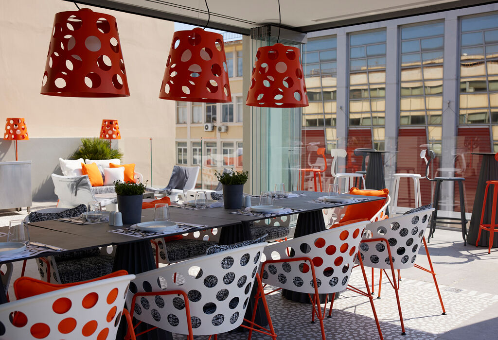 Bar sur le toit de l'hôtel Fresh 4étoiles situé au coeur de la capitale grecque Athènes