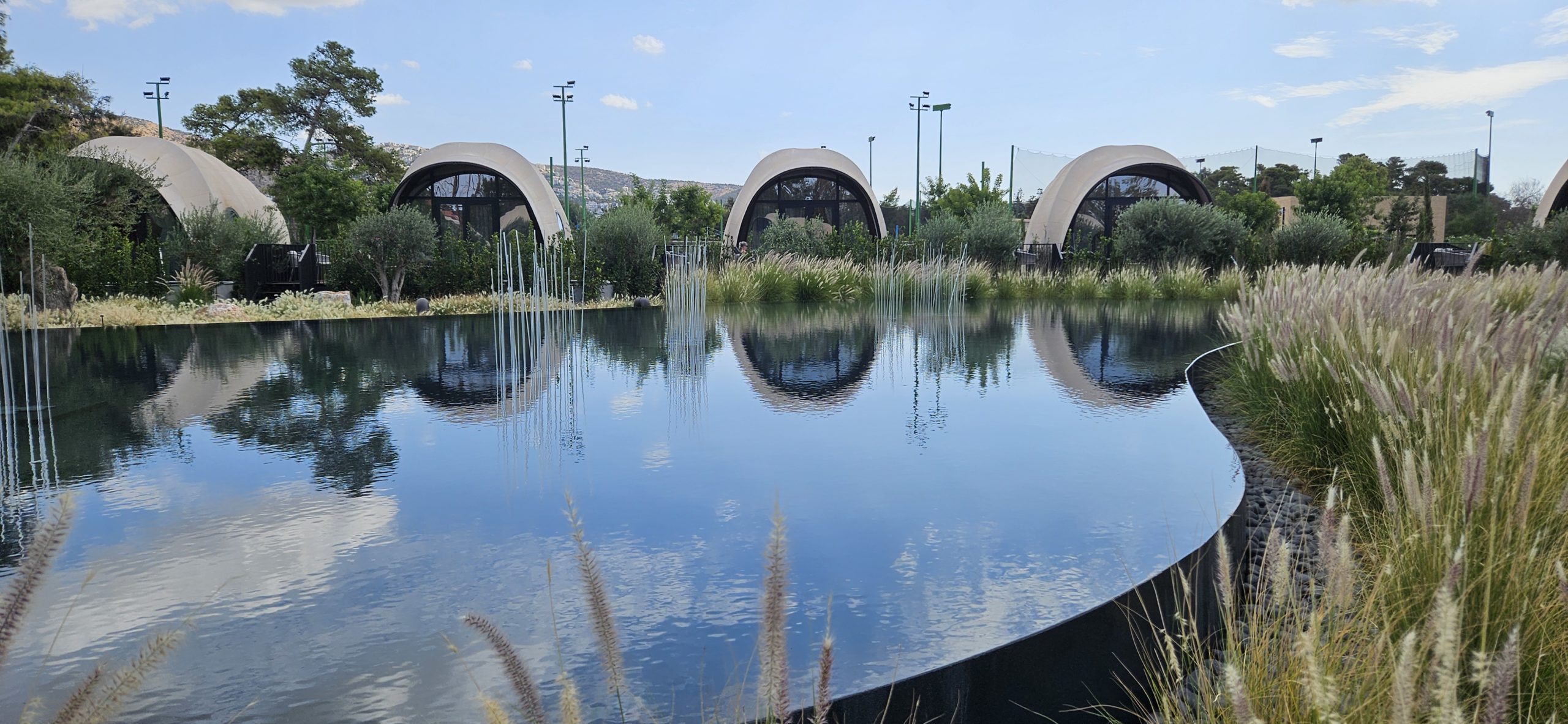 Vue panoramique de 91athensrivieratheresort avec les cabanes au bord d'un plan d'eau au milieu des cabanes situés sur la Riviera Athénienne en Grèce
