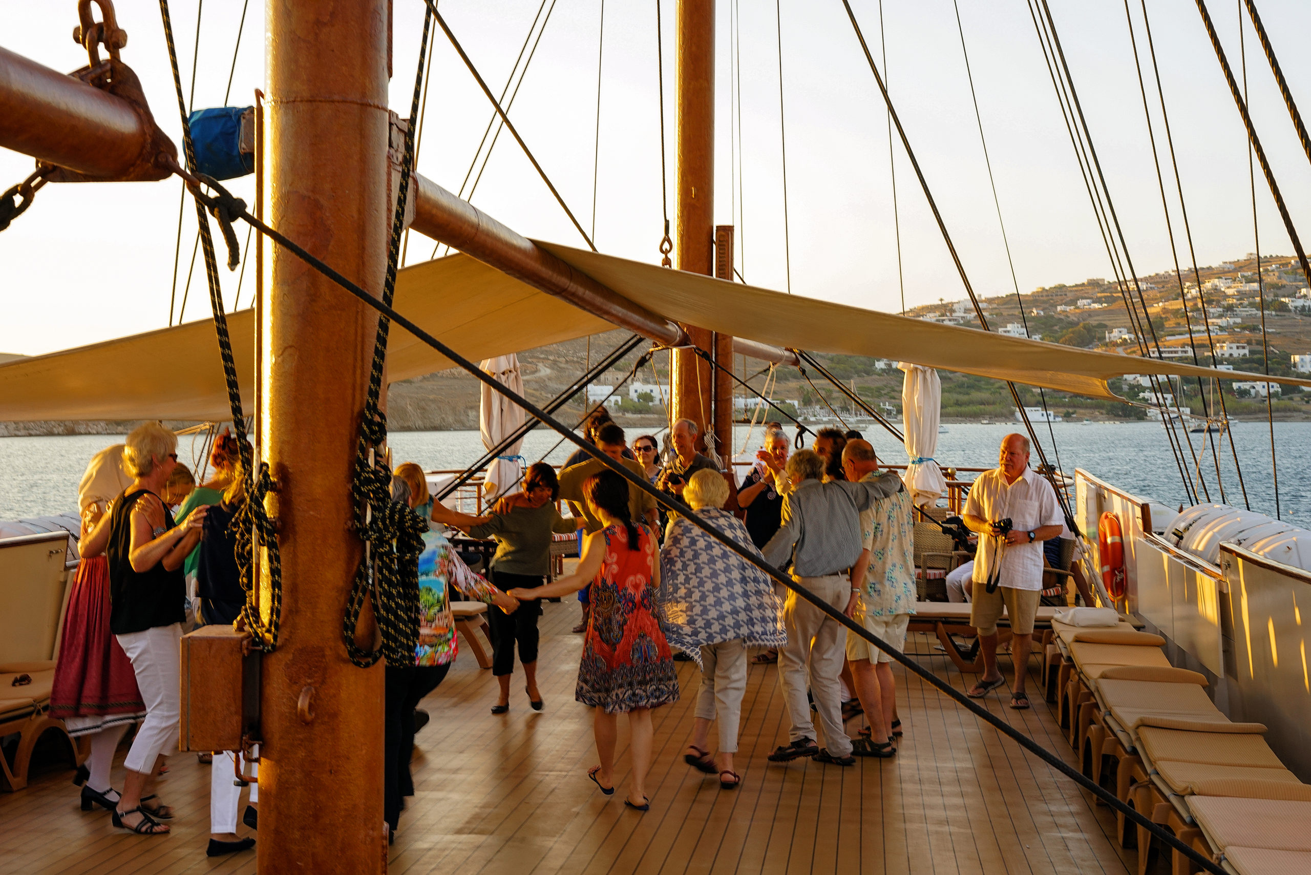 Journée folklorique sur le bateau avec danses grecques et bonne humeur