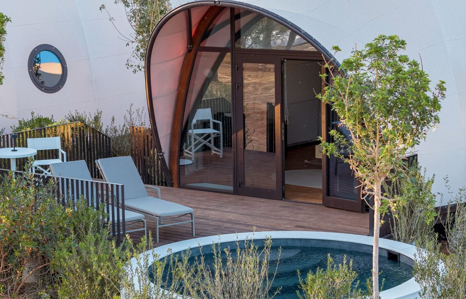 piscine privée d'une Cabane Deluxe à 91athens riviera the Resort situé sur la Riviera Athénienne en Grèce