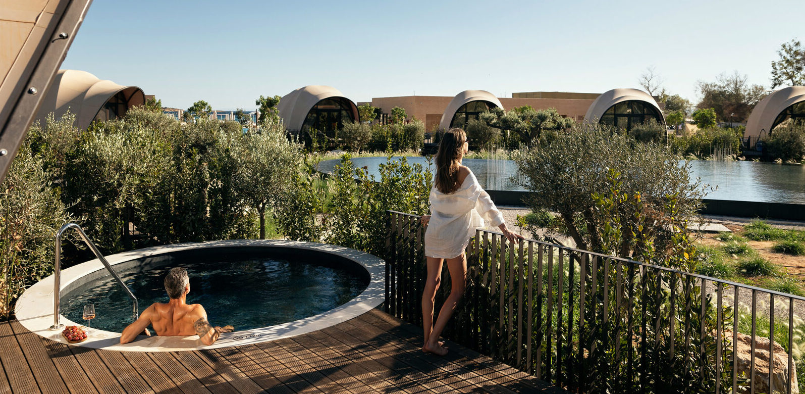 Vue extérieure de la Cabane Deluxe double pour 2 personnes avec piscine privée situé sur la Riviera Athénienne en Grèce