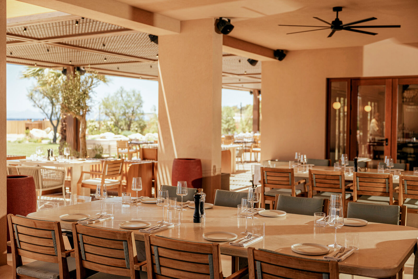 Restaurant gastronomique intérieur de 91Athens Resort Domes 5étoiles situé sur la Riviera Athénienne en Grèce