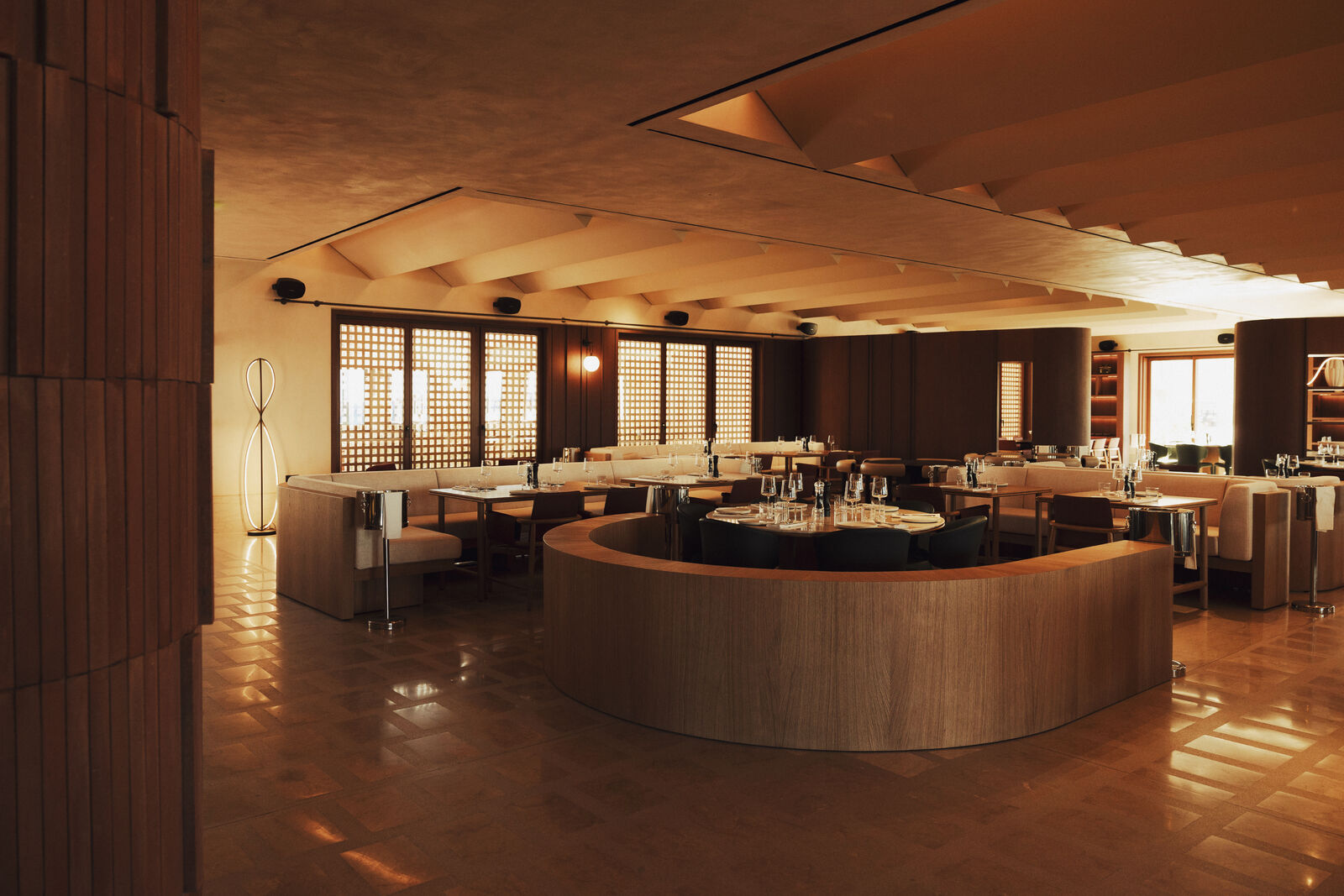 Restaurant gastronomique intérieur de 91Athens Resort Domes 5étoiles situé sur la Riviera Athénienne en Grèce