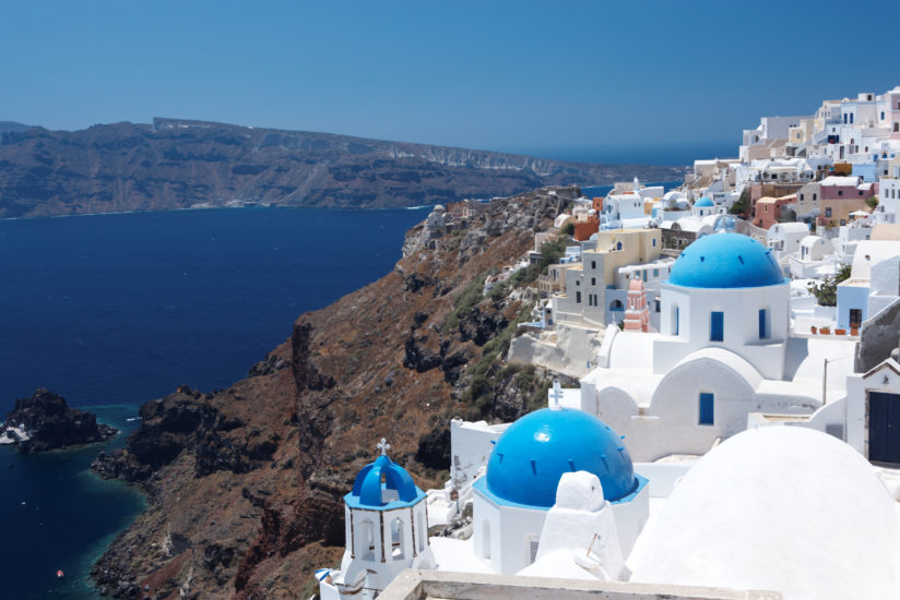 ìle de Santorin la plus belle île du monde avec ces maisons blanches et ces toits bleus. Santorin appartient aux îles Cyclades en mer Egée en Grèce ìle de Santorin la plus belle île du monde avec ces maisons blanches et ces toits bleus. Santorin appartient aux îles Cyclades en mer Egée en Grèce