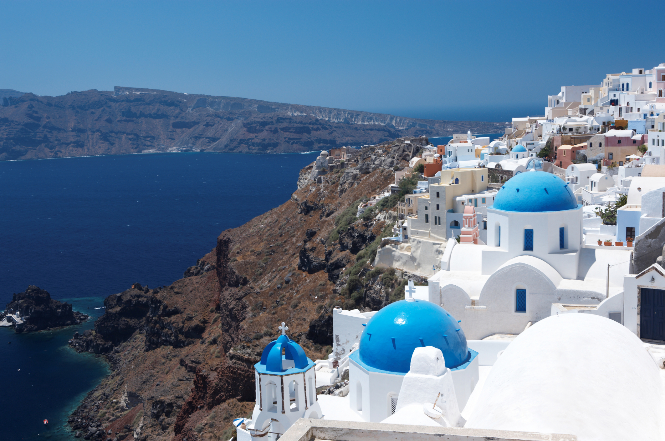 ìle de Santorin la plus belle île du monde avec ces maisons blanches et ces toits bleus. Santorin appartient aux îles Cyclades en mer Egée en Grèce