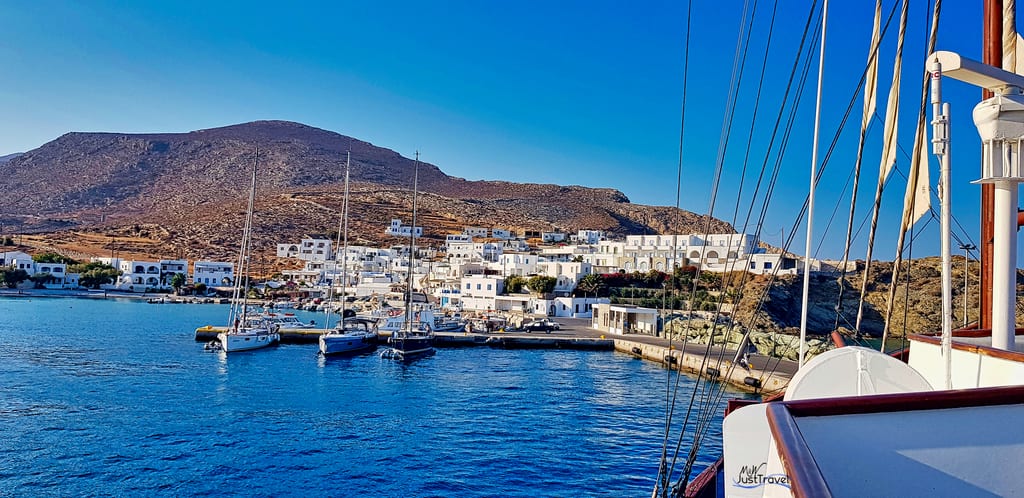 Port de la petite île de Folegandros situé entre Milos et Sikinos dans les îles Cyclades en Grèce