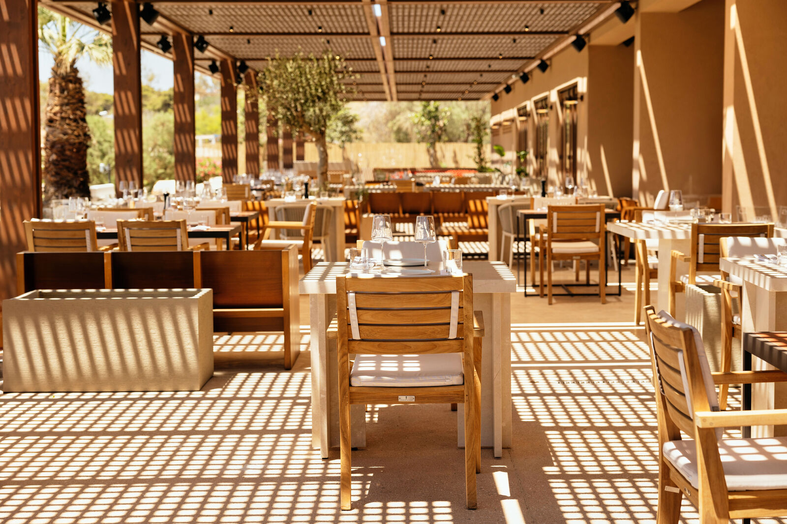 Restaurant gastronomique extérieur de 91Athens Resort Domes situé sur la Riviera Athénienne en Grèce