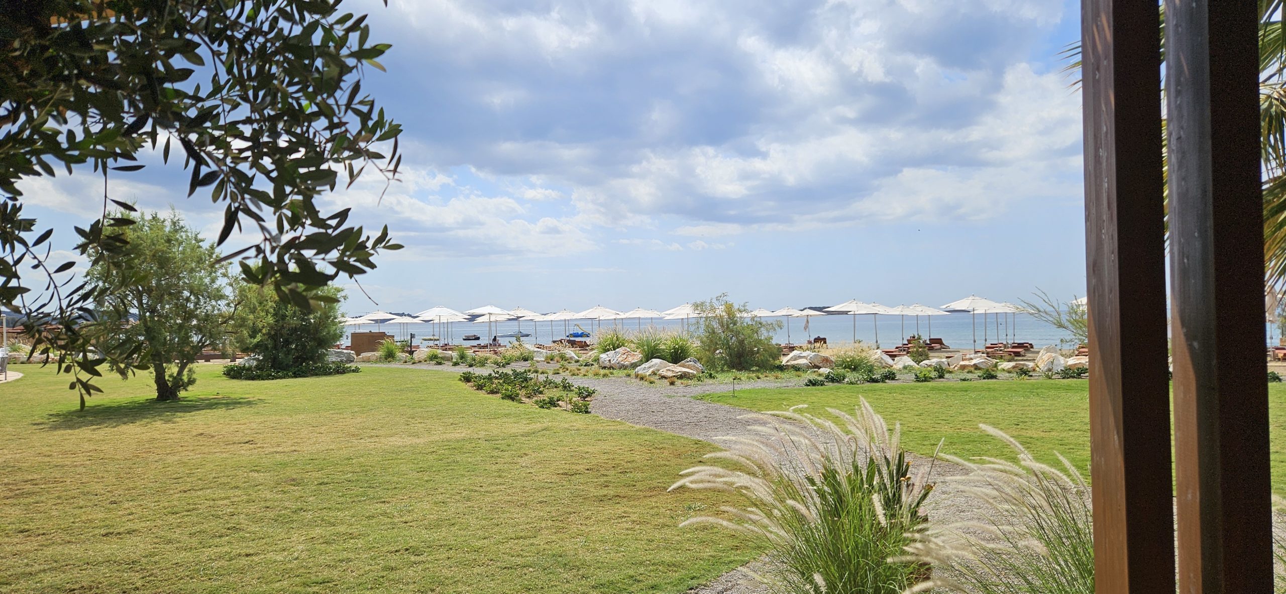 Bord de mer et jardin du 91Athens Domes Resort 5étoiles situé sur la Riviera Athénienne en Grèce
