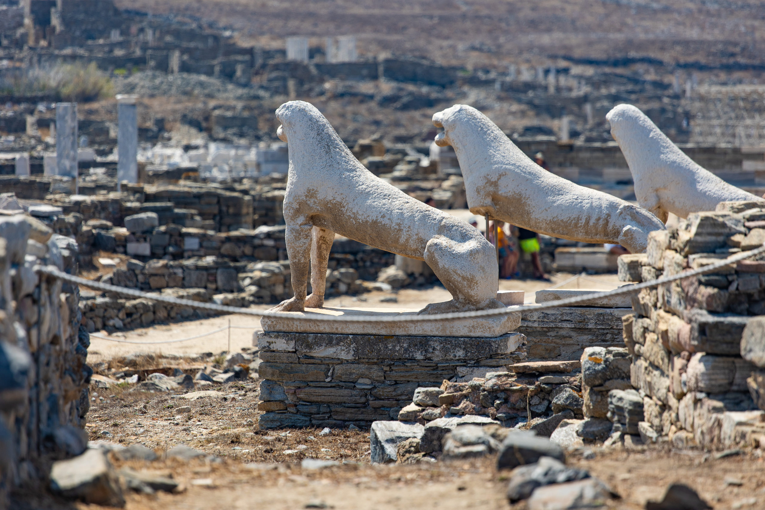 Delos Capitale des Cyclades. Cette petite île qui, dans l'Antiquité, devait sa renommée au mythe selon lequel les jumeaux divins Apollon et Artémis y étaient nés