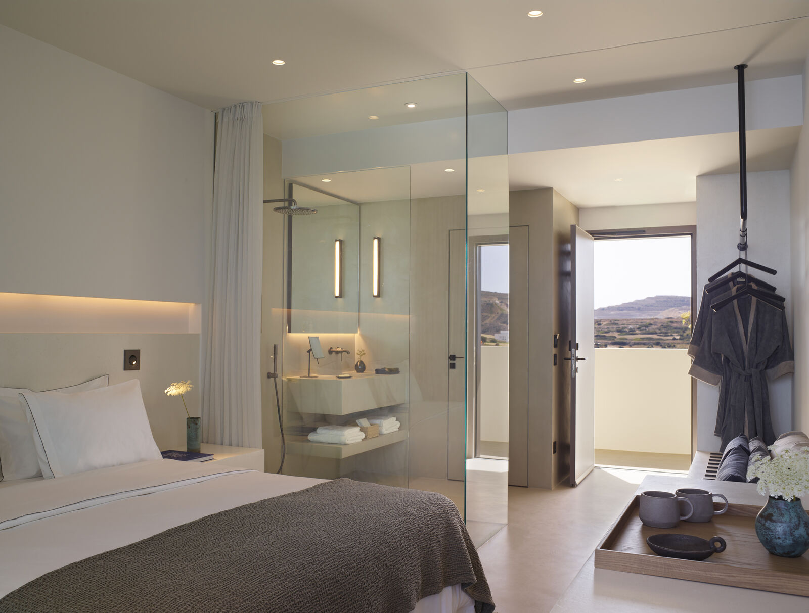 Deluxe Suite avec vue piscine avec piscine privée à l'hôtel Domes White Coast Milos situé sur l'île de Milos îles Cyclades en Grèce