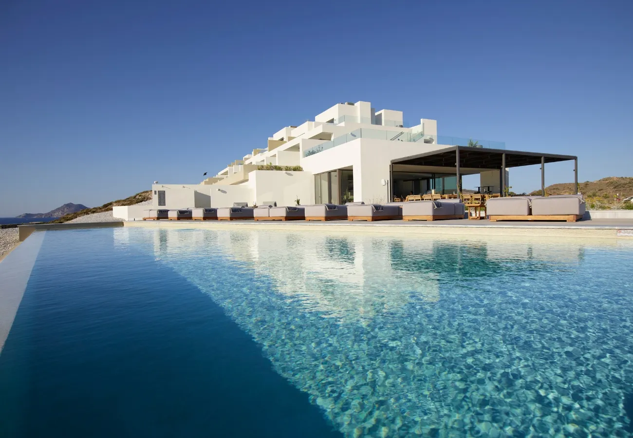 Domes White Coast Milos hotel adulte seulement situé sur l'île de Milos et sur la plage Mytakas dans les îles Cyclades en Grèce
