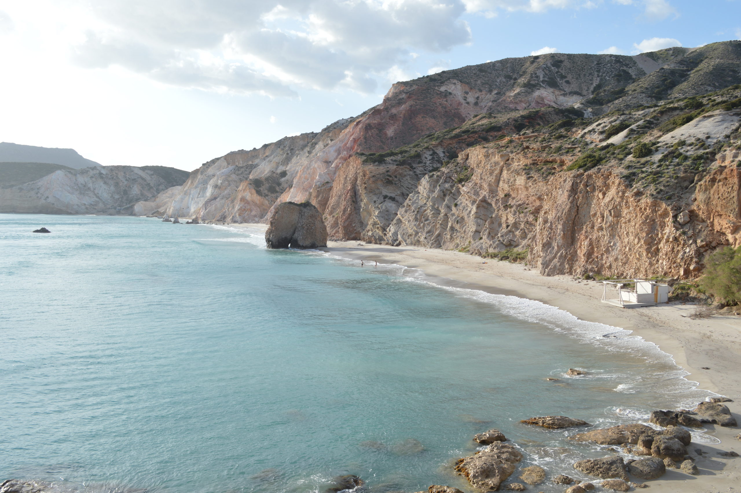 Plage de Firiplaka sur l'île de Milos dans les Cyclades en Grèce