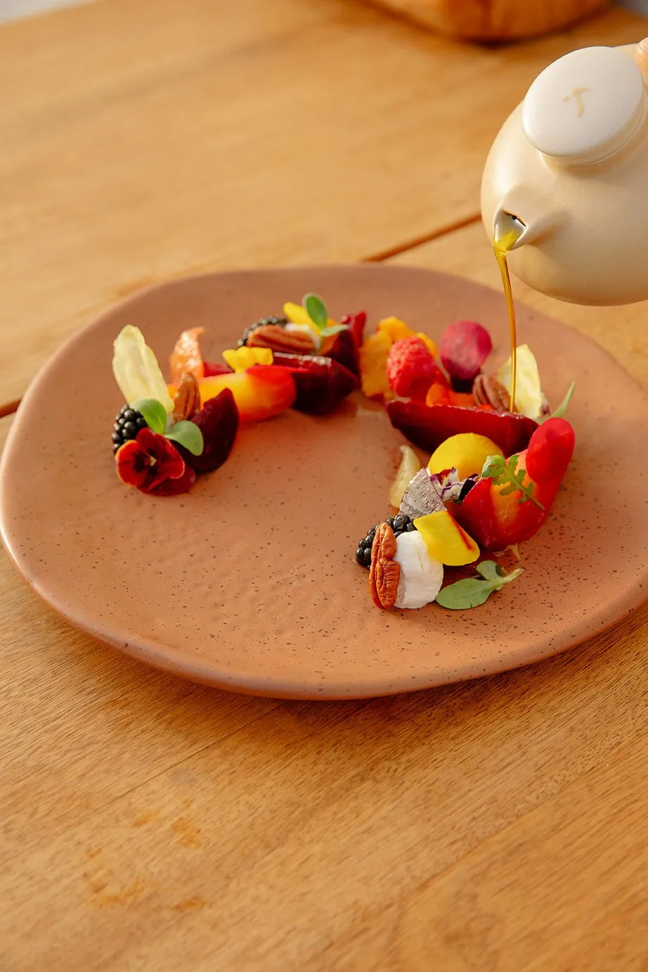 Gastronomie de Luxe au Makris restaurant de l'hôtel Domes White Coast Milos situé sur l'île de Milos à Mytakas plage dans les Cyclades en Grèce