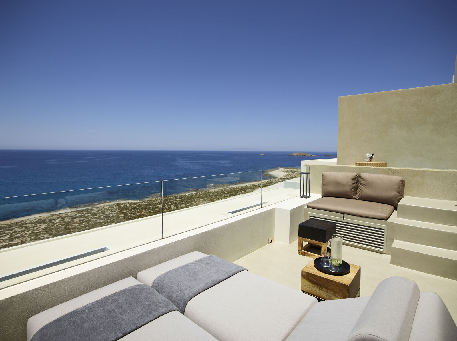 Suite Supérieure Vue Horizon avec Piscine Privée Chill Out à l'hôtel Domes White Coast Milos sur l'île de Milos dans les Cyclades en Grèce