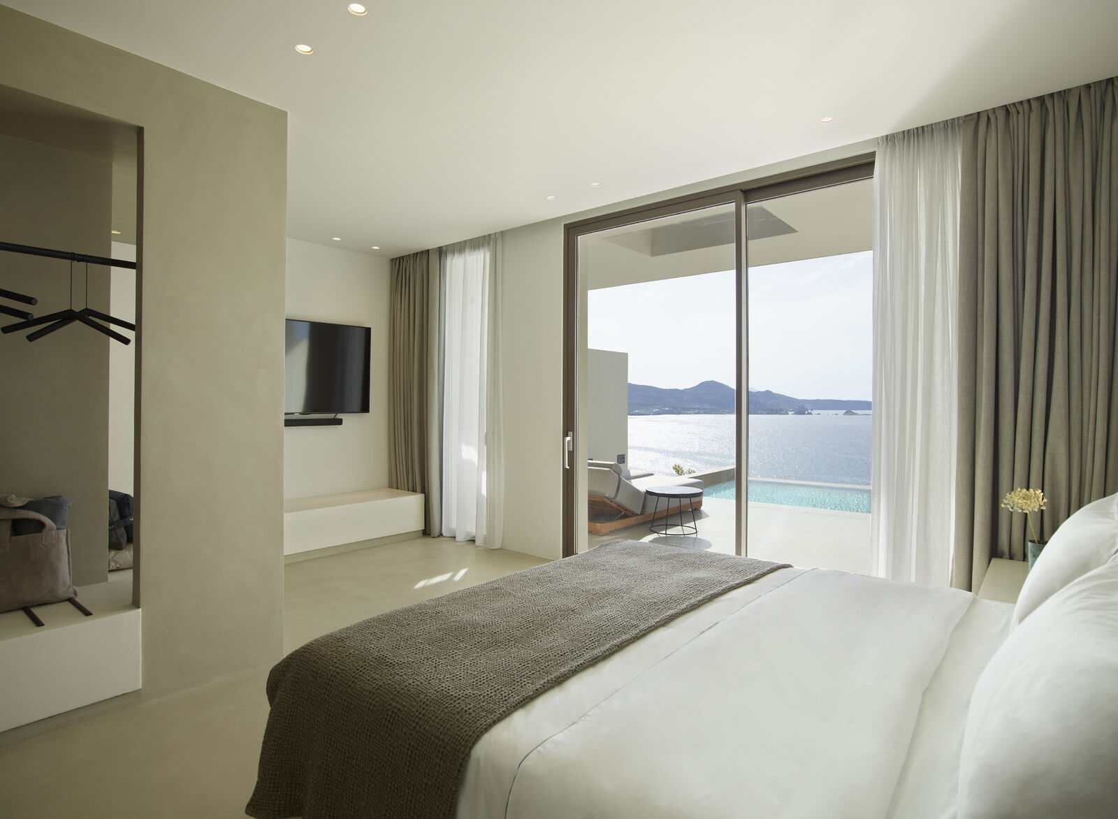 Deluxe Suite avec vue piscine avec piscine privée à l'hôtel Domes White Coast Milos situé sur l'île de Milos îles Cyclades en Grèce