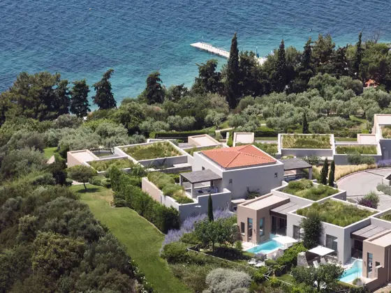 Vue globale de l'hôtel Eagles Villas situé en Chalcidique proche du Mont-Athos en Grèce du Nord.