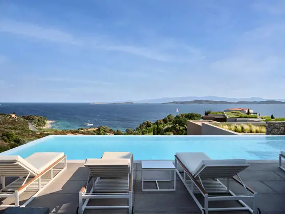 2ème piscine de l'hôtel Eagles Resort situé en Chalcidique proche du Mont-Athos en Grèce du Nord.