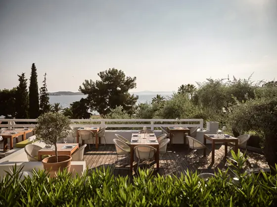 Restaurant Eleonas de l'hôtel Eagles Resort situé en Chalcidique proche du Mont-Athos en Grèce du Nord.