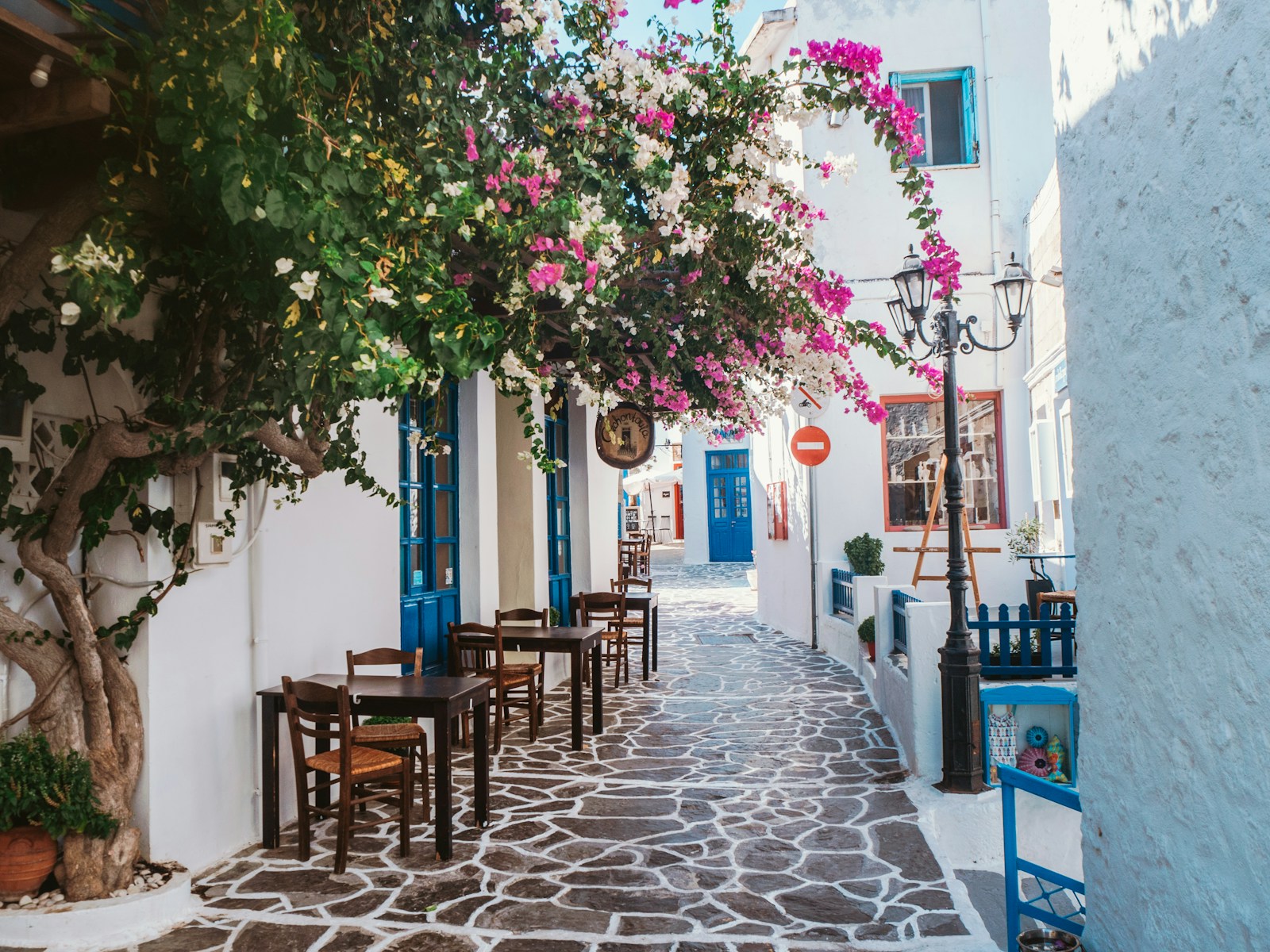 Ruelle du village de Plaka sur l'île de Milos dans les Cyclades en Grèce