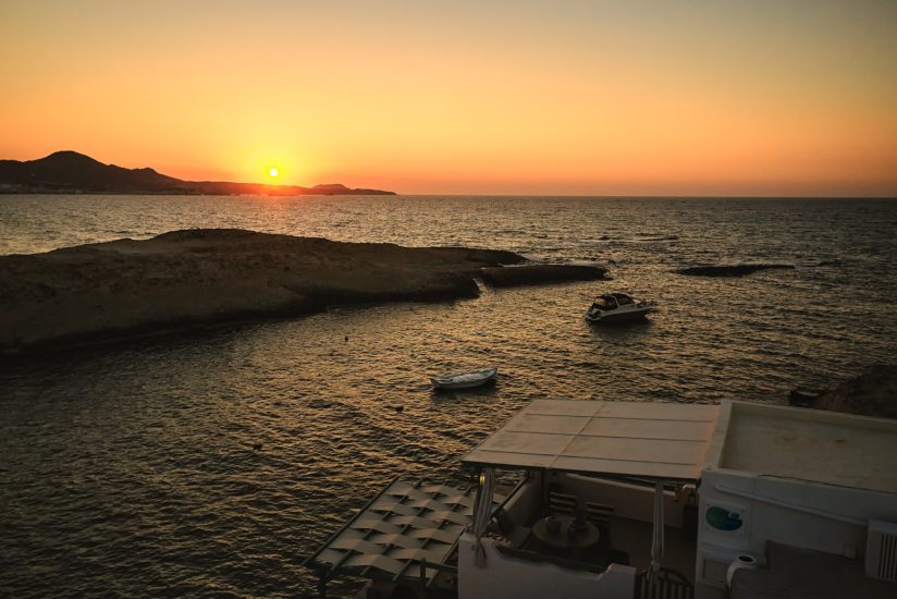 Vue sur le Coucher du soleil des suites Terra Mare pieds dans l'eau situé à Mytakas sur l'île de Milos dans les Cyclades en Grèce