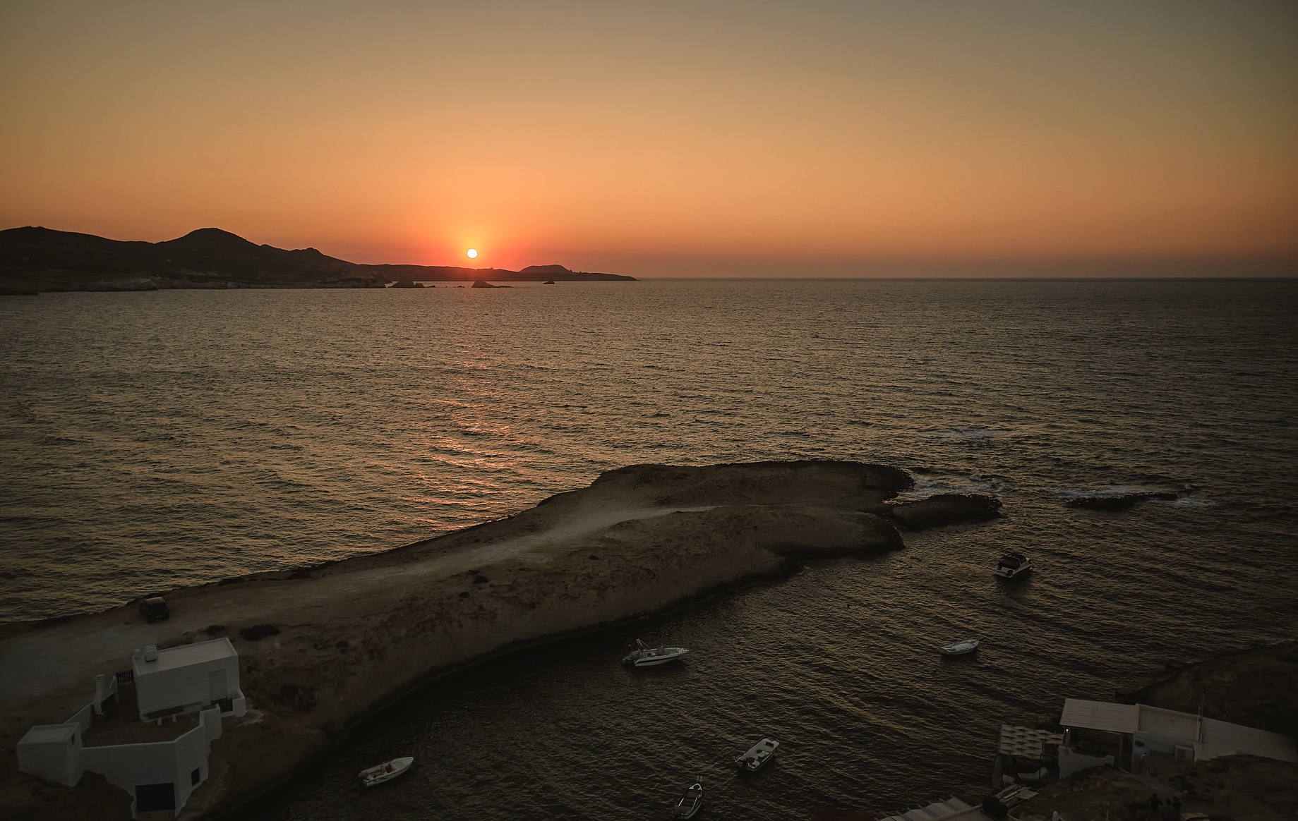 Vue sur le Coucher du soleil des suites Terra Mare pieds dans l'eau situé à Mytakas sur l'île de Milos dans les Cyclades en Grèce