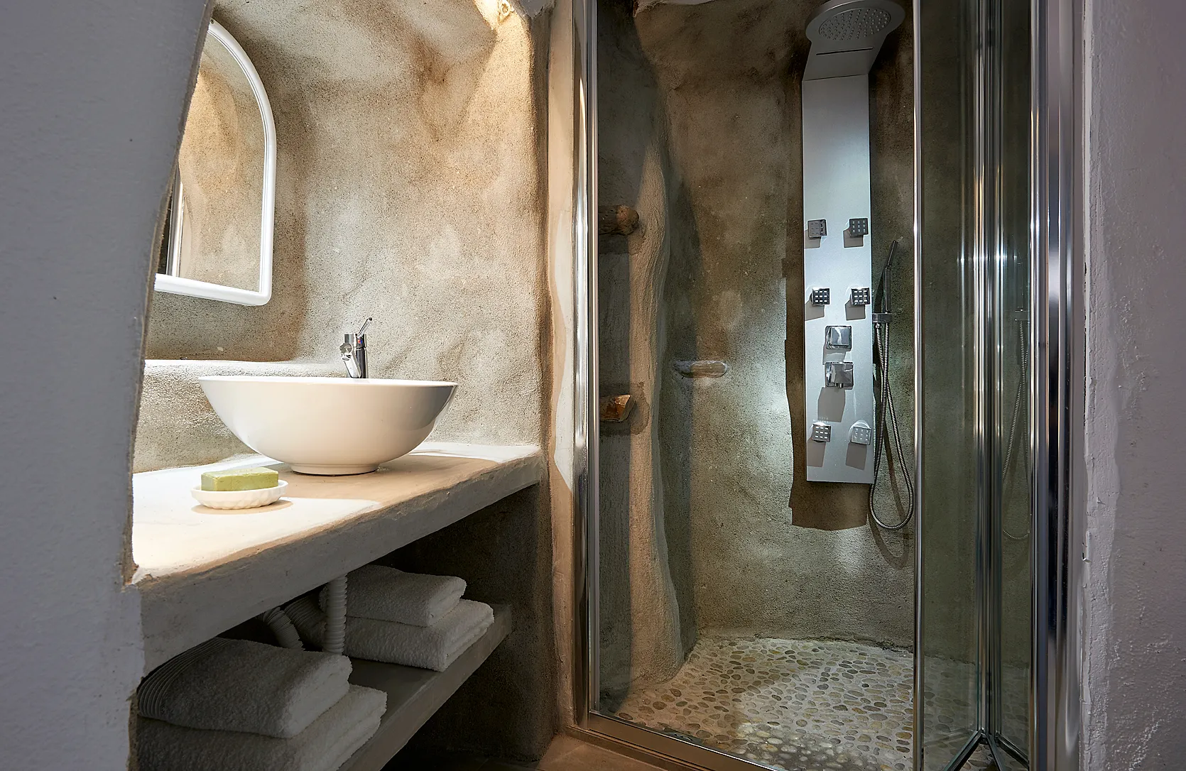 Salle de bains/douche dans la suite à l'étage dans les suites Terra Mare au rez-de-chaussée pieds dans l'eau situé à Mytakas sur l'île de Milos dans les Cyclades en Grèce