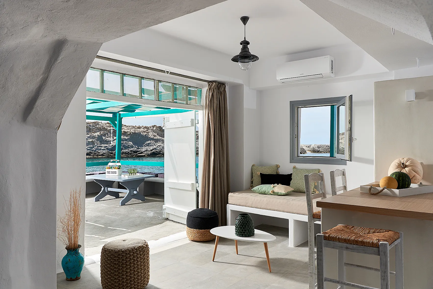 Vision des différences de la suite au rez-de-chaussée dans les suites Terra Mare au rez-de-chaussée pieds dans l'eau situé à Mytakas sur l'île de Milos dans les Cyclades en Grèce