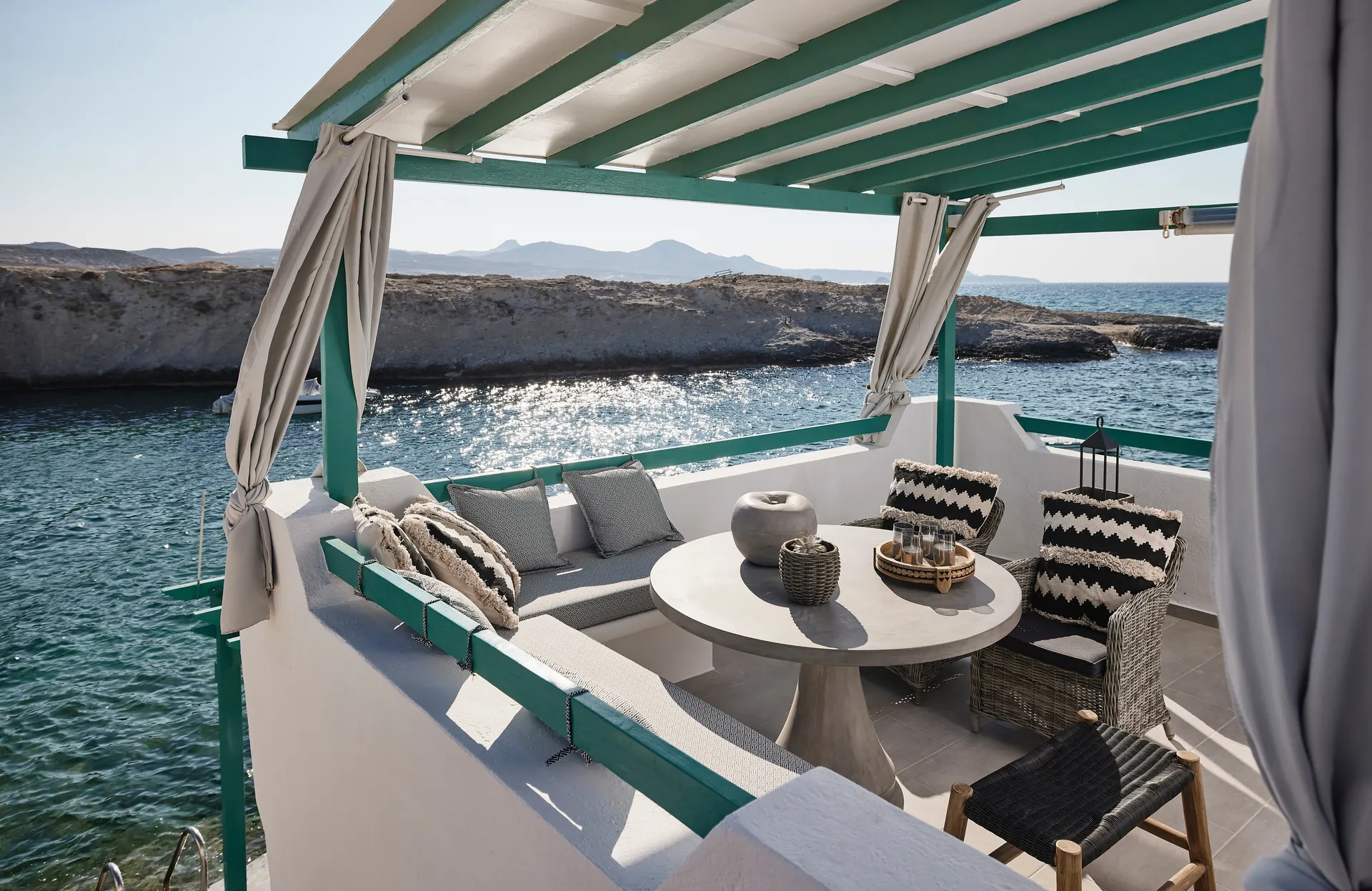 Balcon de la suite du haut dans les suites Terra Mare pieds dans l'eau situé à Mytakas sur l'île de Milos dans les Cyclades en Grèce