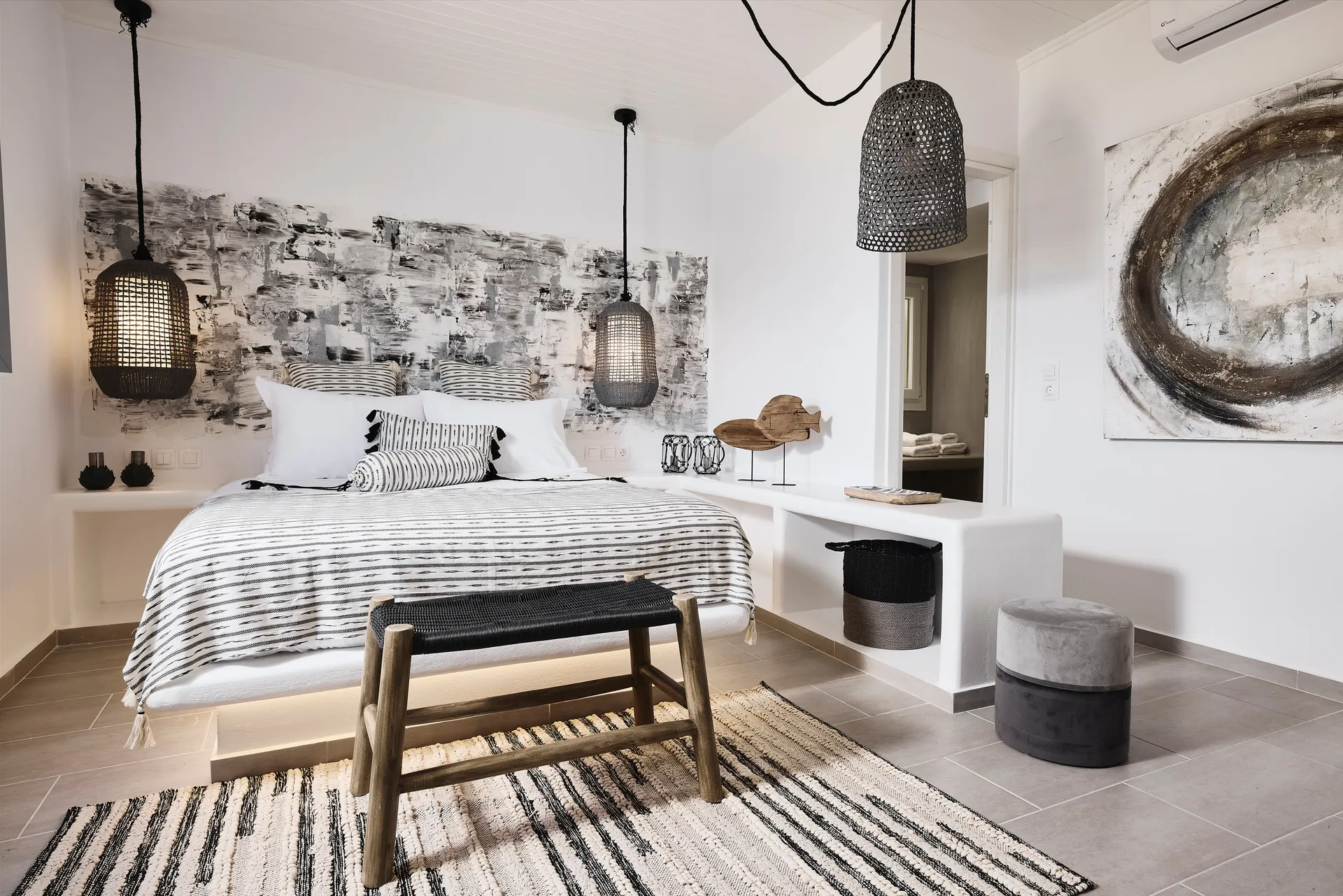 Chambre dans les suites Terra Mare au rez-de-chaussée pieds dans l'eau situé à Mytakas sur l'île de Milos dans les Cyclades en Grèce