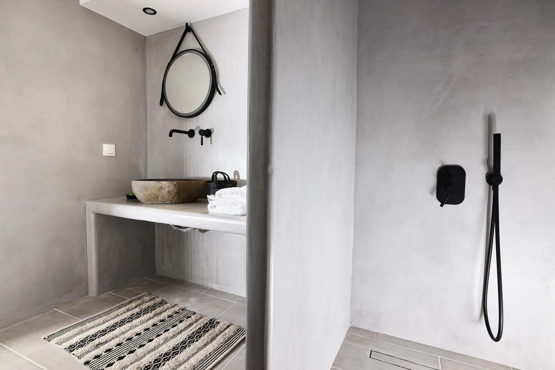 Salle de bains/douche de la suite du haut dans les suites Terra Mare pieds dans l'eau situé à Mytakas sur l'île de Milos dans les Cyclades en Grèce