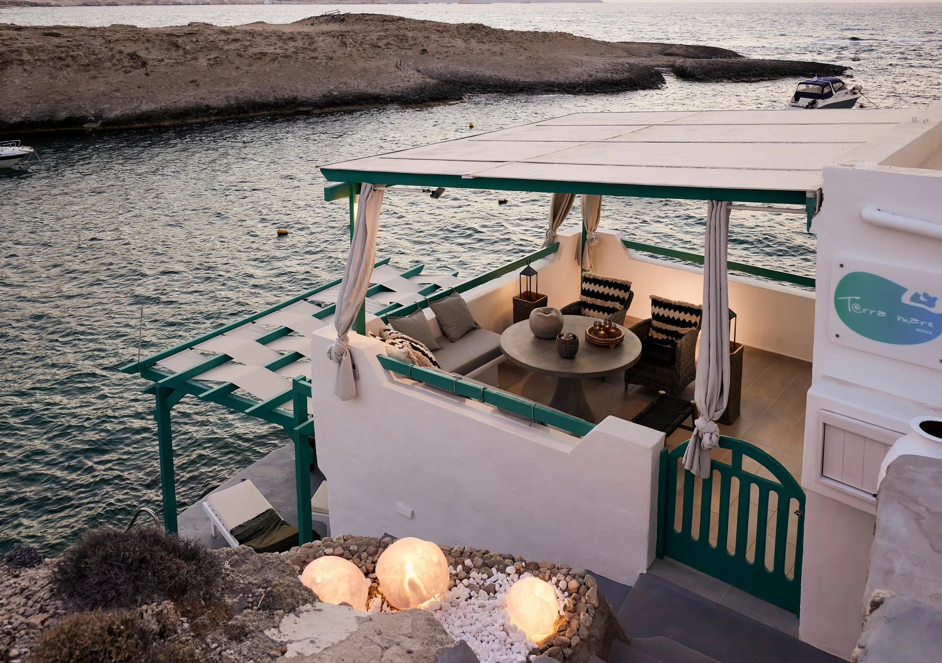 Balcon de la suite du haut dans les suites Terra Mare pieds dans l'eau situé à Mytakas sur l'île de Milos dans les Cyclades en Grèce