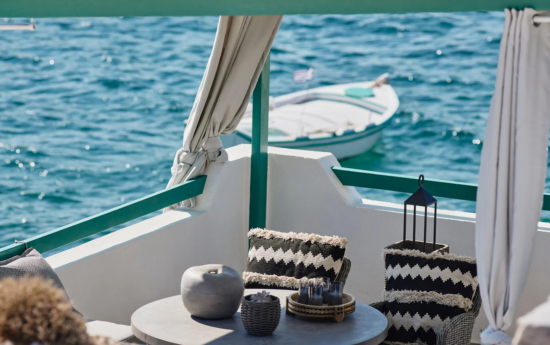 Balcon terrasse dans les suites Terra Mare au rez-de-chaussée pieds dans l'eau situé à Mytakas sur l'île de Milos dans les Cyclades en Grèce