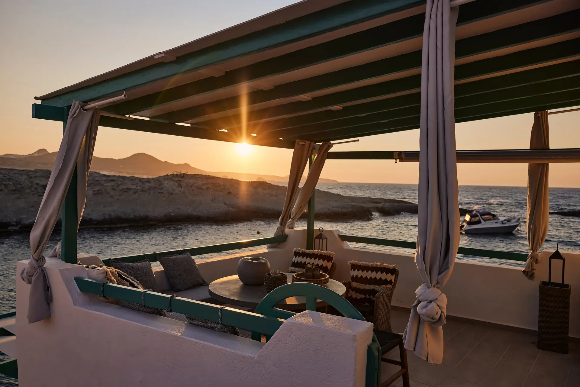 Coucher de soleil vu du Balcon de la suite du haut dans les suites Terra Mare pieds dans l'eau situé à Mytakas sur l'île de Milos dans les Cyclades en Grèce