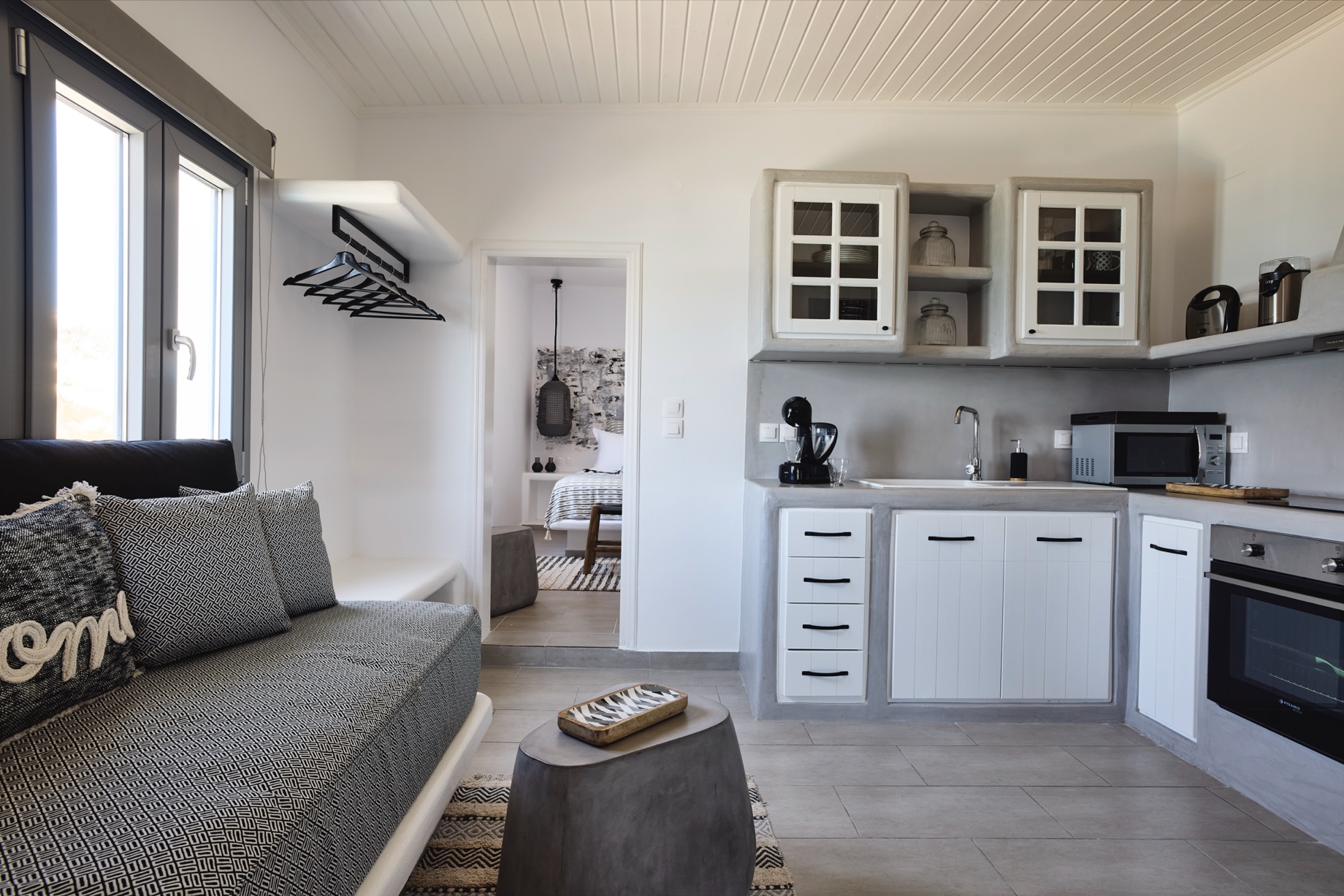 Cuisine équipee dans les suites Terra Mare pieds dans l'eau situé à Mytakas sur l'île de Milos dans les Cyclades en Grèce