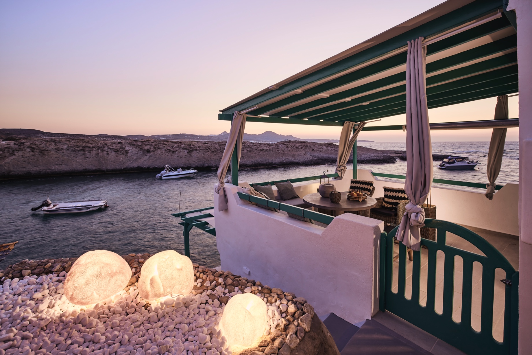 Suite pour 4 personnes au rez-de-chaussée pieds dans l'eau situé à Mytakas sur l'île de Milos dans les Cyclades en Grèce