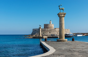 Rhodes ou Rhodos l'île la plus grande du Dodécanèse avec ses stèles ou était posé le colosse de Rhodes