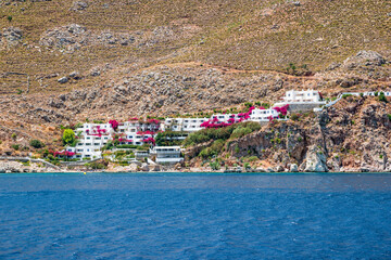En arrivant avec le bateau on voit ce village de vacances situé sur l'île de Tilos petite île du Dodécannèse en Grèce