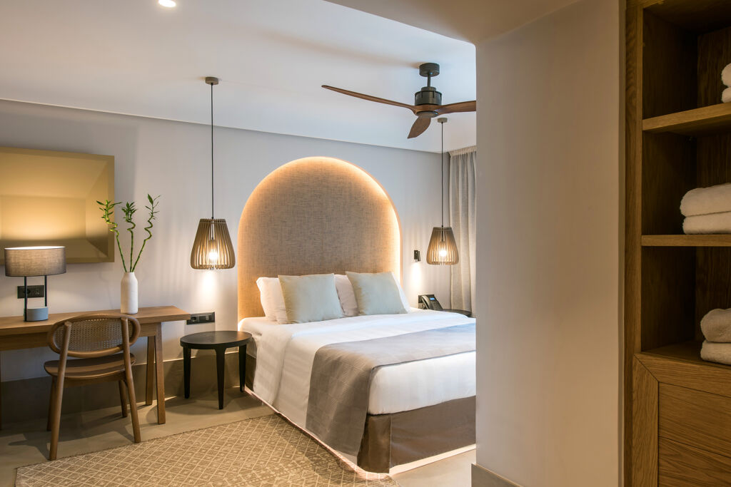 Chambre double Deluxe à Hôtel Paralos Venus Suites Adults only situé en Crète du nord à Analipsis - Hersonissos