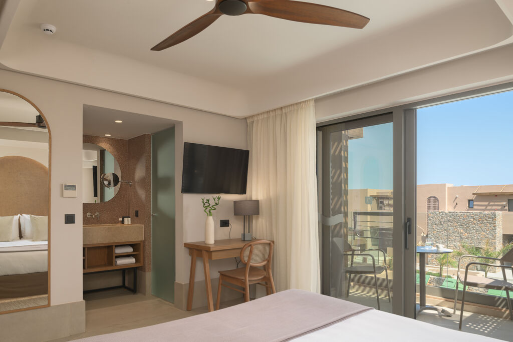 Chambre double Deluxe à Hôtel Paralos Venus Suites Adults only situé en Crète du nord à Analipsis - Hersonissos