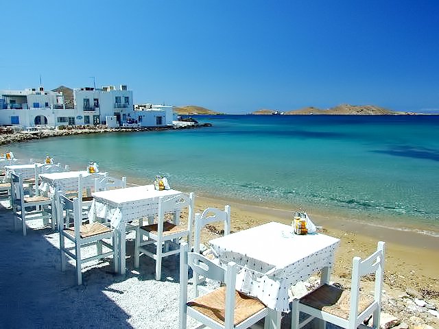 Restaurants à Paros pieds dans l'eau situé à Naoussa village de l'île de Paros dans les Cyclades en mer Egée Grèce
