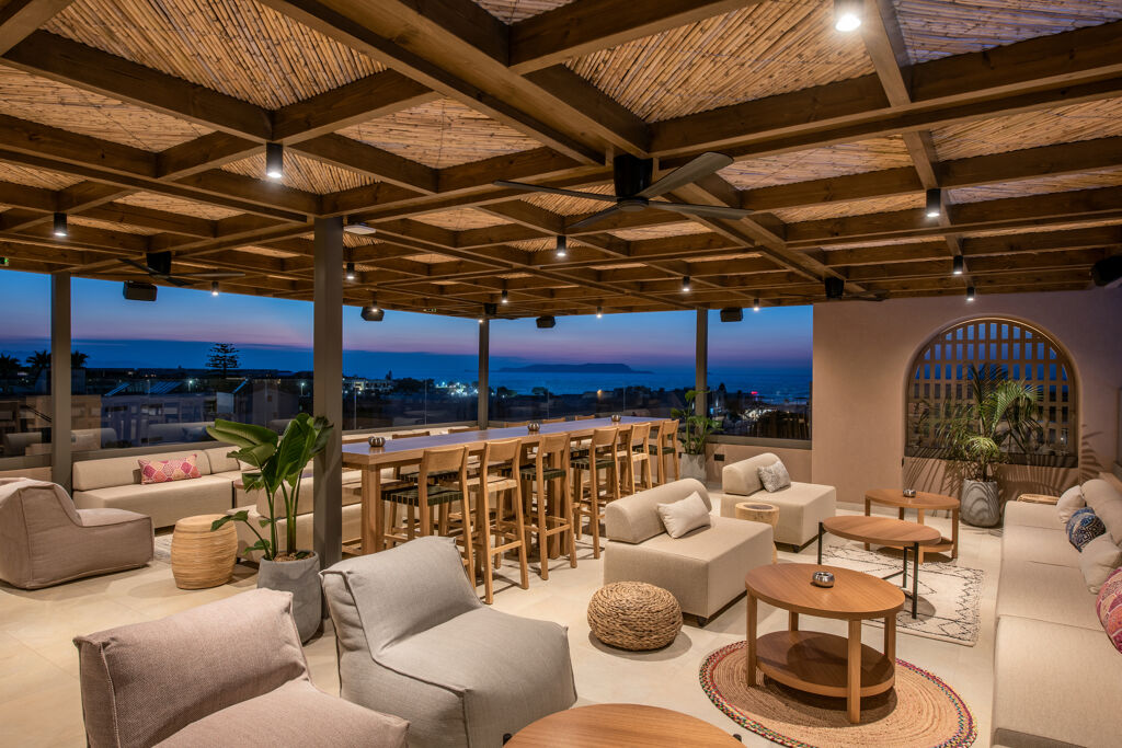 Bar sur le toit Hôtel Paralos Venus Suites Adults only situé en Crète du nord à Analipsis - Hersonissos