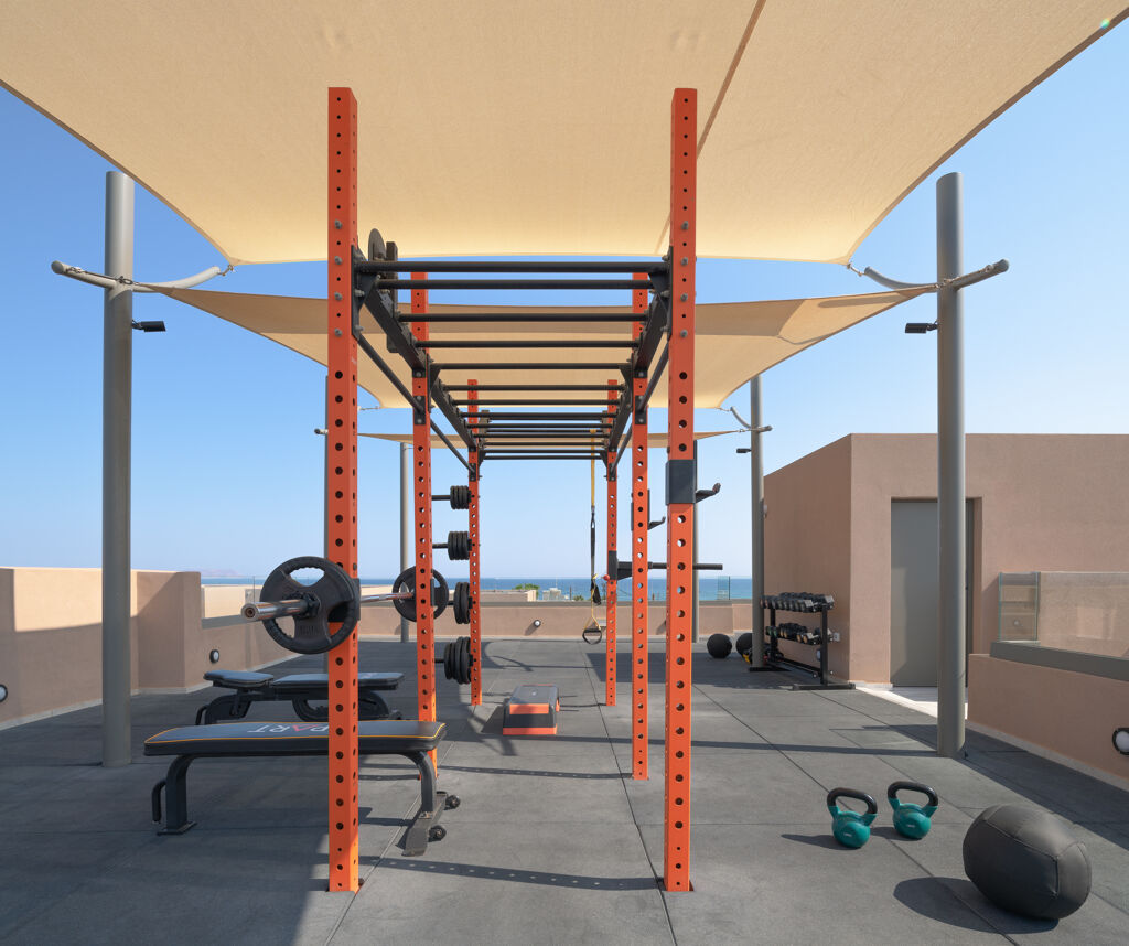 salle de sport sur le toit Hôtel Paralos Venus Suites Adults only situé en Crète du nord à Analipsis - Hersonissos
