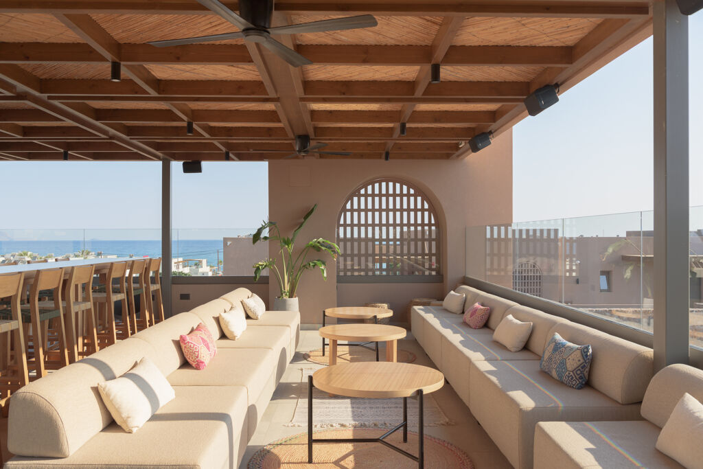 Bar sur le toit Hôtel Paralos Venus Suites Adults only situé en Crète du nord à Analipsis - Hersonissos