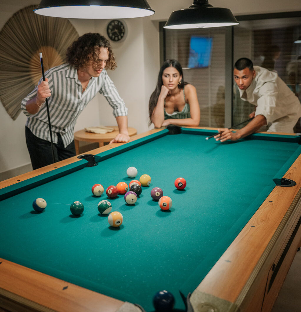 salle de billard à Hôtel Paralos Venus Suites Adults only situé en Crète du nord à Analipsis - Hersonissos