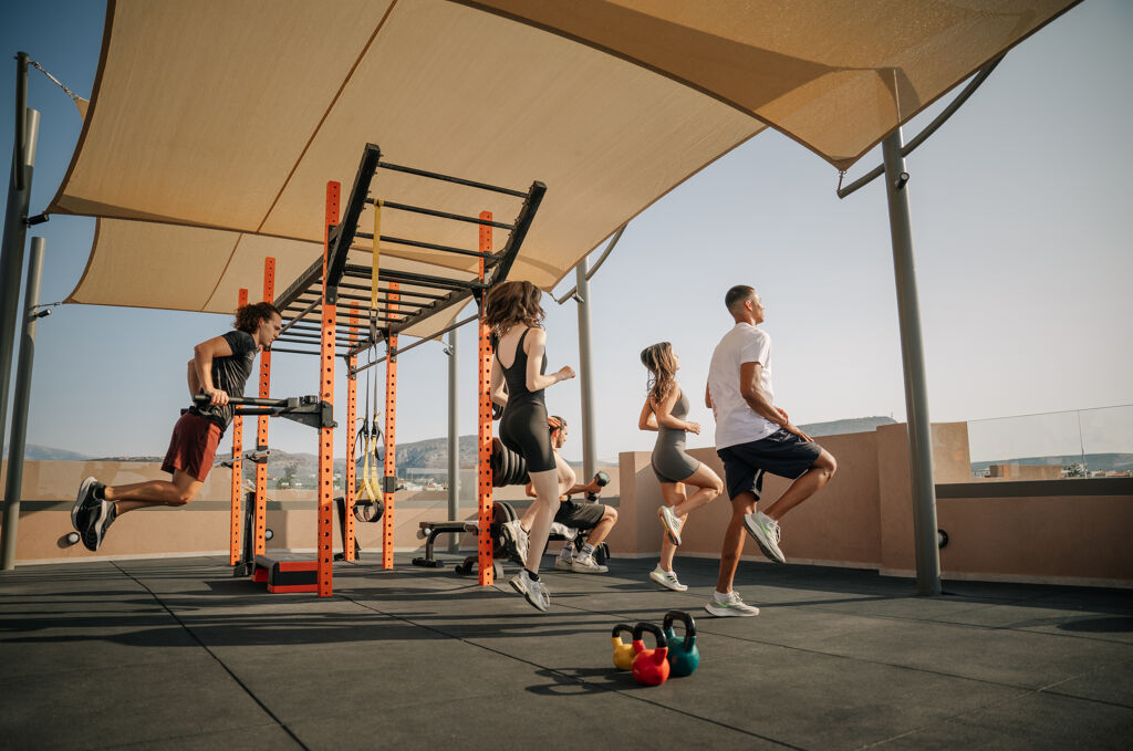 salle de sport sur le toit Hôtel Paralos Venus Suites Adults only situé en Crète du nord à Analipsis - Hersonissos